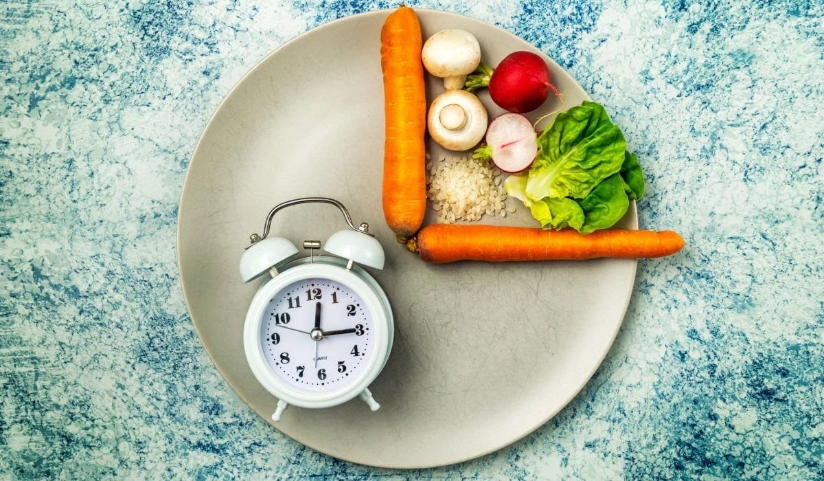 Aralıklı Oruç Diyeti Nedir? Nasıl Yapılır ve Kimler İçin Uygundur?